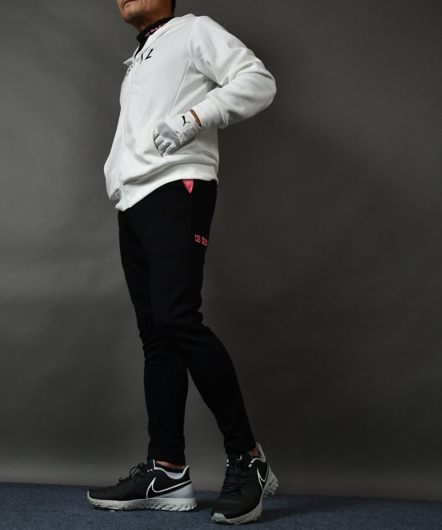 ピンク刺繍入りエアーポンチアンクル丈テーパードゴルフパンツ(CG-24016)